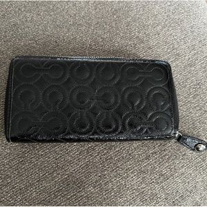 Coach ❤️ Vintage Signature “C”  Patent Leather Beautiful Wallet ~Pre❤️Loved.
